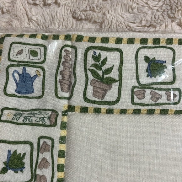 NWOT Christmas Theme cloth Green/Red collapsible Corner Tie bread basket 7X7… - Picture 6 of 6